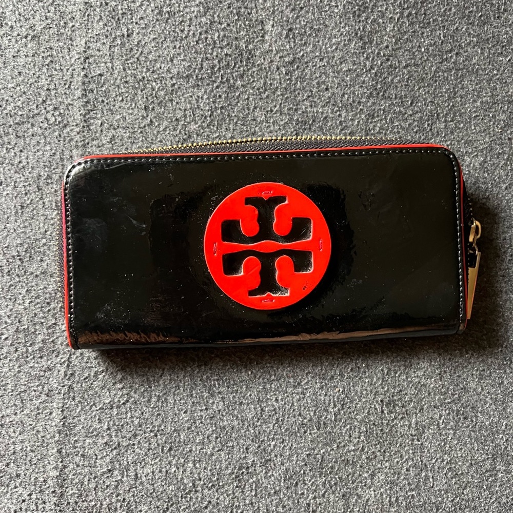 Tory Burch continental patent wallet